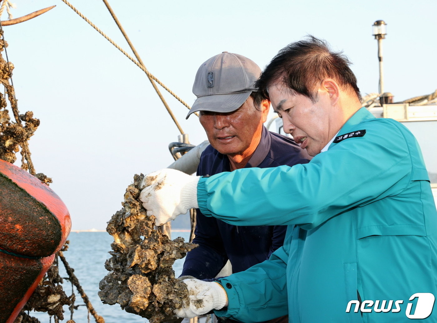 공영민 고흥군수가 지난해 득량만과 여수만 일대 고수온 피해 양식장을 찾아 피해 상황을 점검하고 있다. 뉴스1 DB 