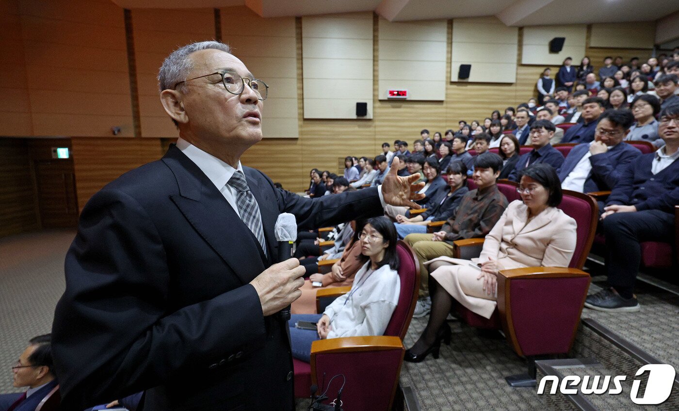 본문 이미지 - 유인촌 문화체육관광부 장관이 16일 오전 정부세종청사 문체부 대강당에서 열린 취임식 중 단상을 내려와 직원들과 가까운 자리에 서서 취임사를 하고 있다. 2023.10.16/뉴스1 ⓒ News1 장수영 기자