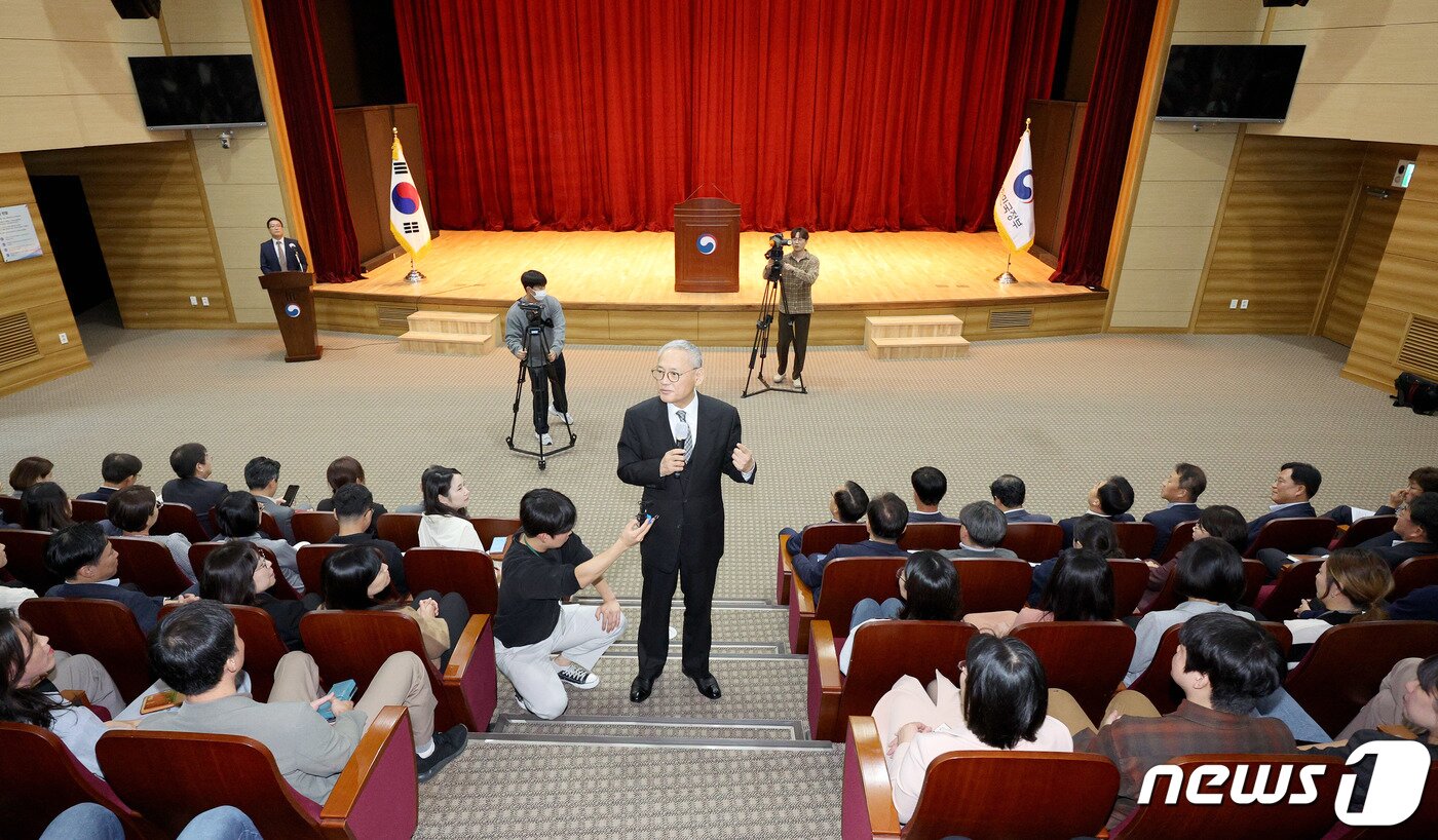 본문 이미지 - 유인촌 문화체육관광부 장관이 16일 오전 정부세종청사 문체부 대강당에서 열린 취임식 중 단상을 내려와 직원들과 가까운 자리에 서서 취임사 하고 있다. 2023.10.16/뉴스1 ⓒ News1 장수영 기자