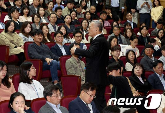 유인촌 장관 '단상은 싫습니다'