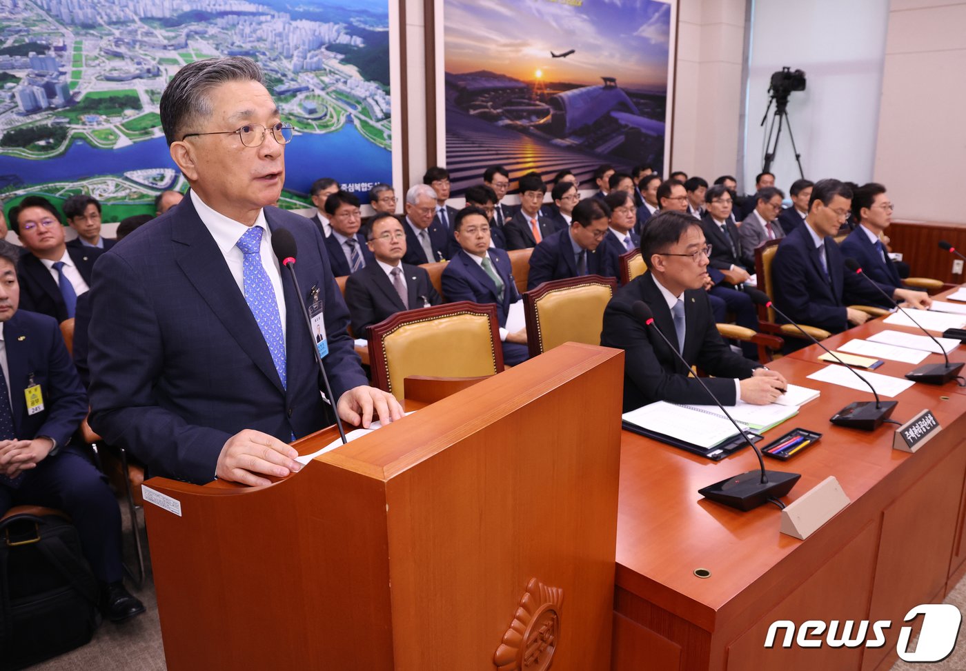 본문 이미지 - 이한준 한국토지주택공사 사장이 16일 서울 여의도 국회에서 열린 국토교통위원회의 한국토지주택공사, 국토안전관리원 등에 대한 국정감사에서 업무보고를 하고 있다. 2023.10.16/뉴스1 ⓒ News1 송원영 기자