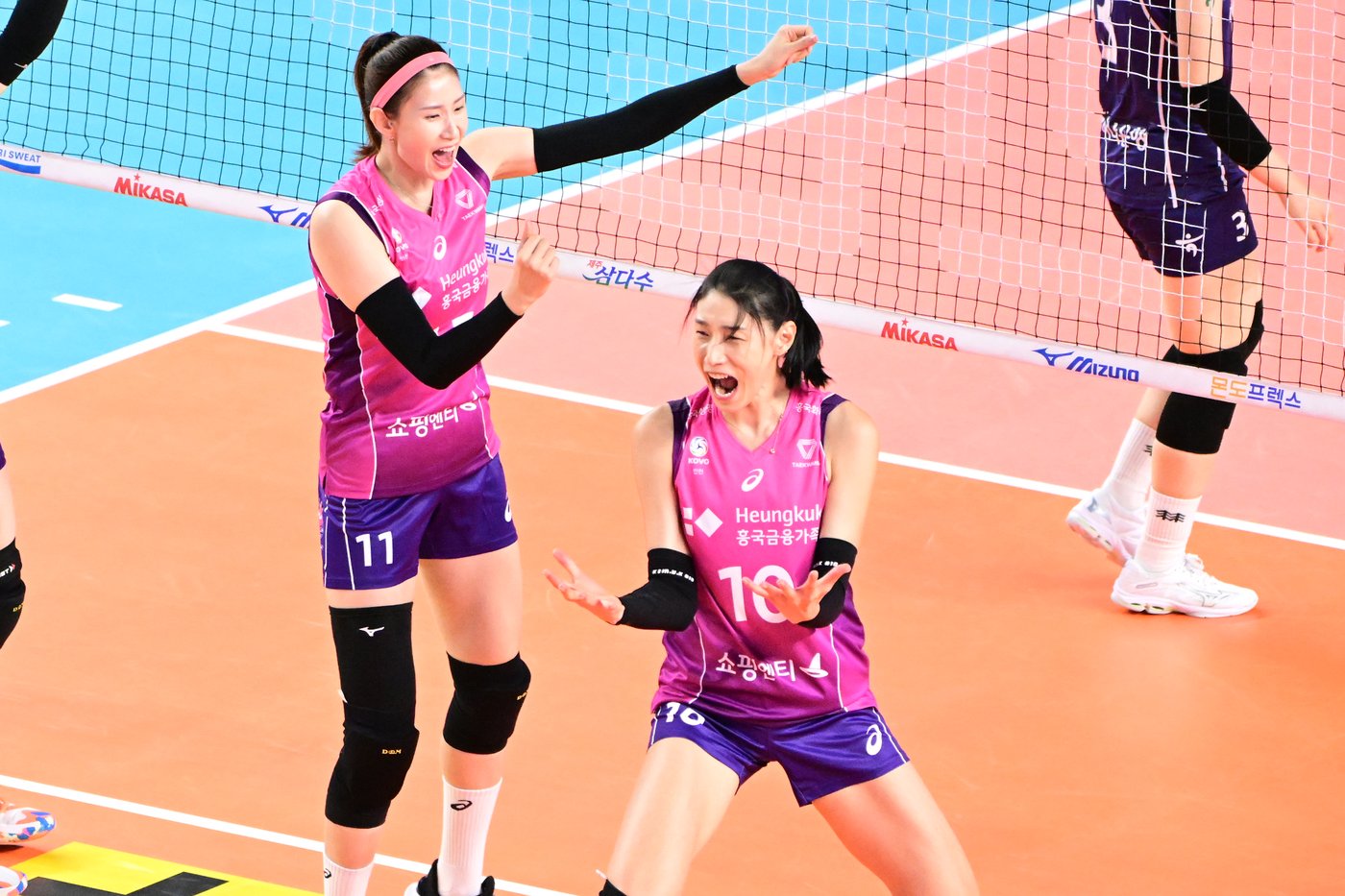 본문 이미지 -  김연경(오른쪽)과 김수지(KOVO제공)
