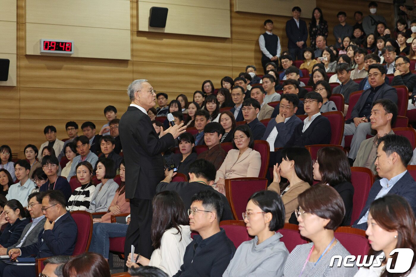 본문 이미지 - 유인촌 문화체육관광부 장관이 16일 오전 정부세종청사 문체부 대강당에서 열린 취임식 중 단상을 내려와 직원들과 가까운 자리에 서서 취임사를 하고 있다. 2023.10.16/뉴스1 ⓒ News1 장수영 기자