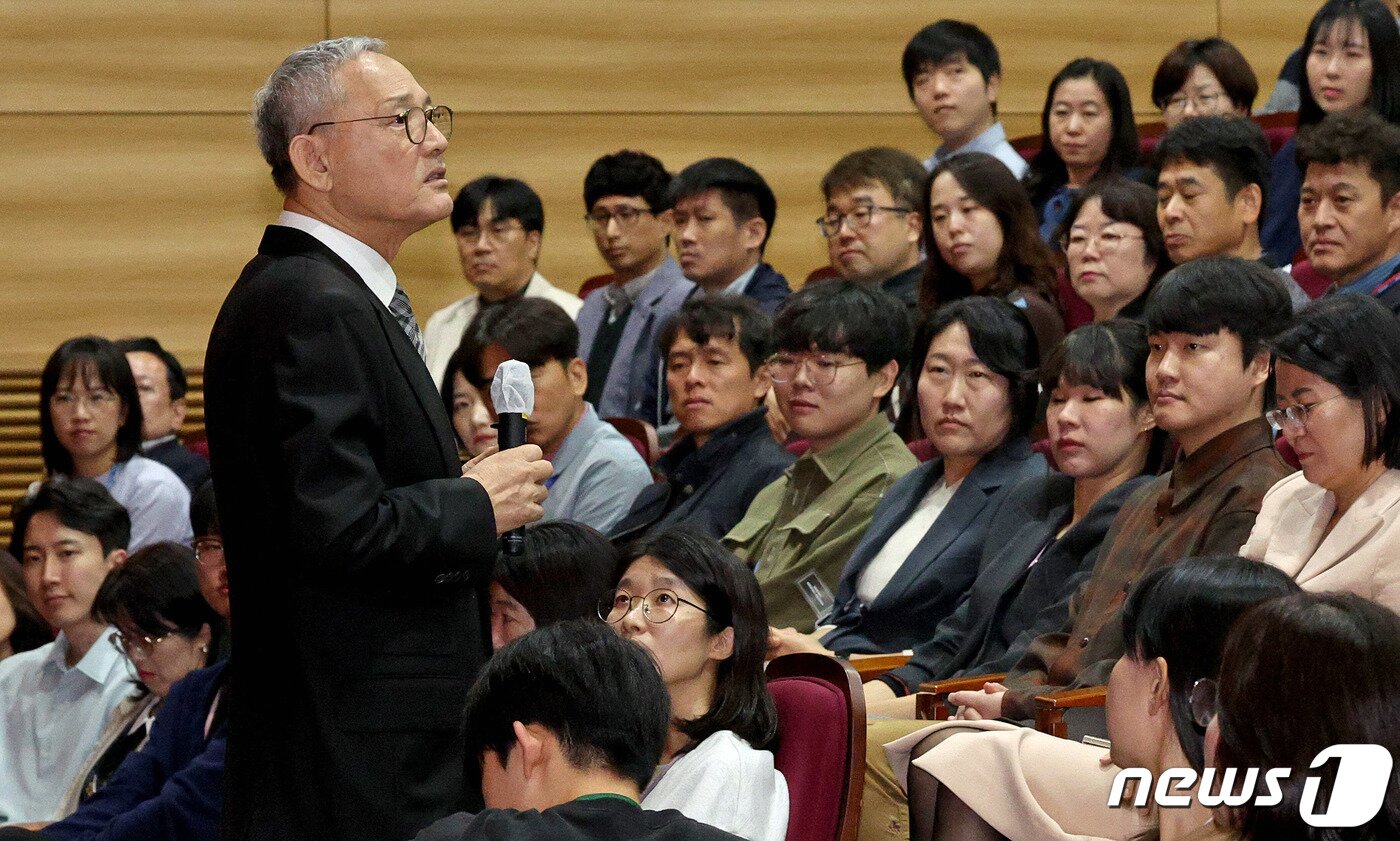 본문 이미지 - 유인촌 문화체육관광부 장관이 16일 오전 정부세종청사 문체부 대강당에서 열린 취임식 중 단상을 내려와 직원들과 가까운 자리에 서서 취임사를 하고 있다. 2023.10.16/뉴스1 ⓒ News1 장수영 기자