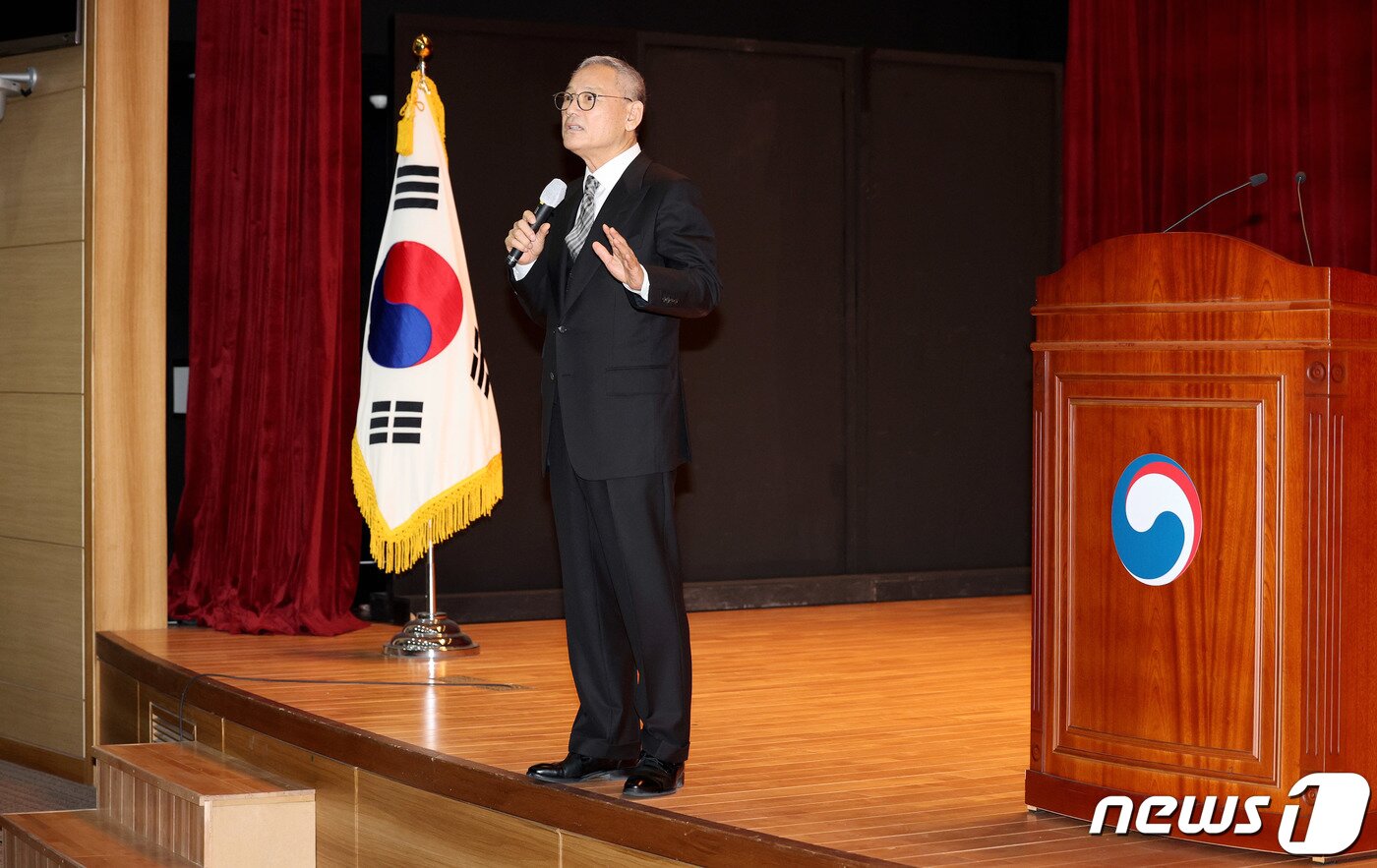 본문 이미지 - 유인촌 문화체육관광부 장관이 16일 오전 정부세종청사 문체부 대강당에서 열린 취임식 중 단상을 벗어나 취임사 하고 있다. 2023.10.16/뉴스1 ⓒ News1 장수영 기자
