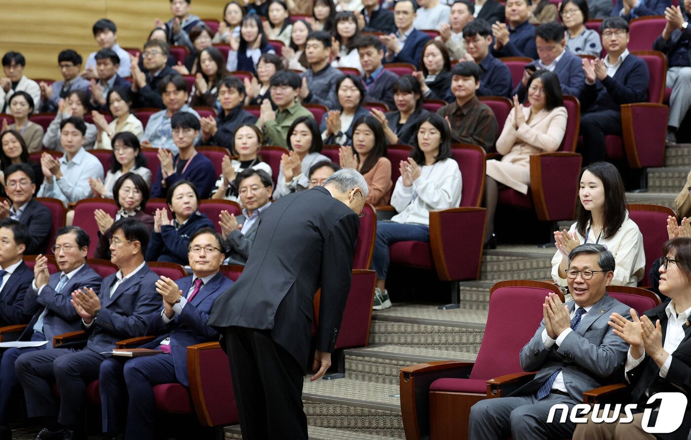 본문 이미지 - 유인촌 문화체육관광부 장관이 16일 오전 정부세종청사 문체부 대강당에서 열린 취임식 중 직원들을 향해 고개숙여 인사하고 있다. 2023.10.16/뉴스1 ⓒ News1 장수영 기자