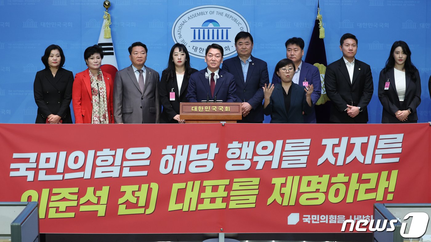 본문 이미지 - 안철수 국민의힘 의원이 16일 서울 여의도 국회 소통관에서 이준석 전 대표 제명 촉구 기자회견을 하고 있다. 2023.10.16/뉴스1 ⓒ News1 송원영 기자