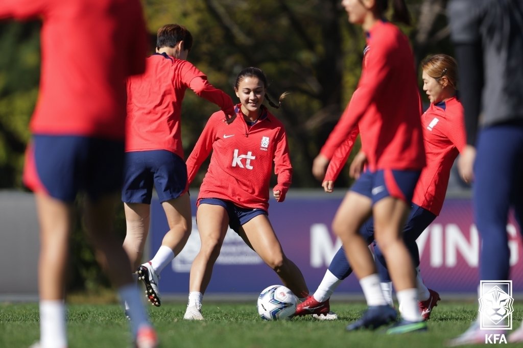 한국 여자 축구 대표팀 케이시 유진 페어가 16일 오전 경기도 파주NFC&#40;축구대표팀 트레이닝센터&#41;에서 2024 파리 올림픽 2차 예선을 앞두고 훈련하고 있다. &#40;대한축구협회 제공&#41; 2023.10.16/뉴스1