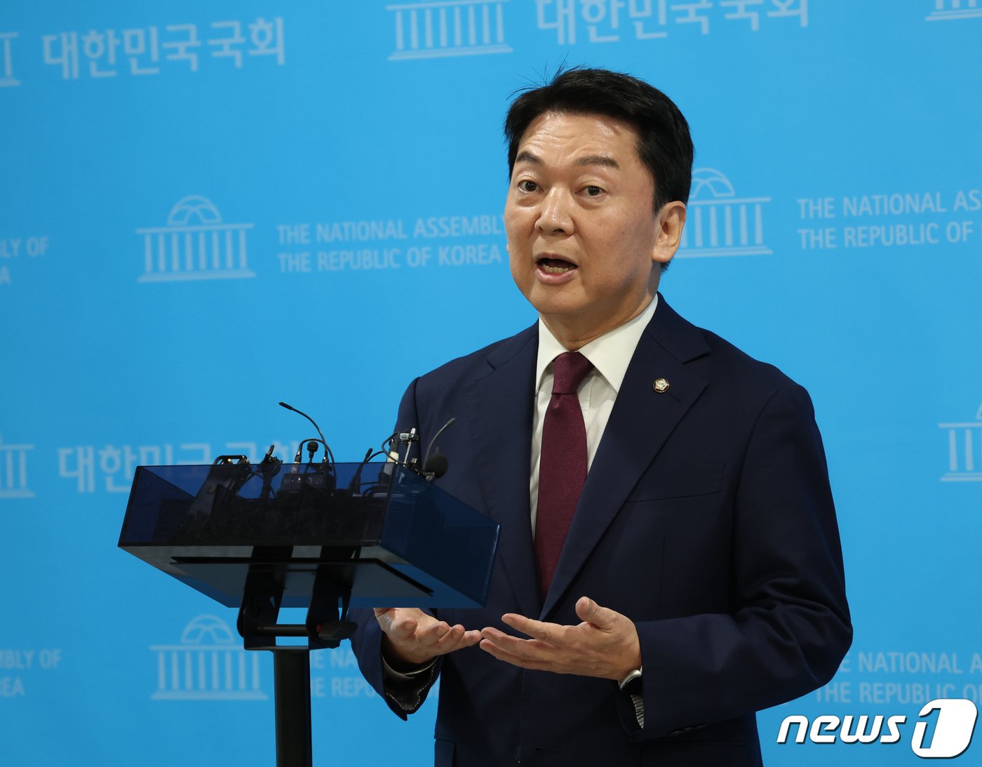 본문 이미지 - 안철수 국민의힘 의원이 16일 서울 여의도 국회 소통관에서 이준석 전 대표 제명 촉구 기자회견을 하고 있다. 2023.10.16/뉴스1 ⓒ News1 송원영 기자