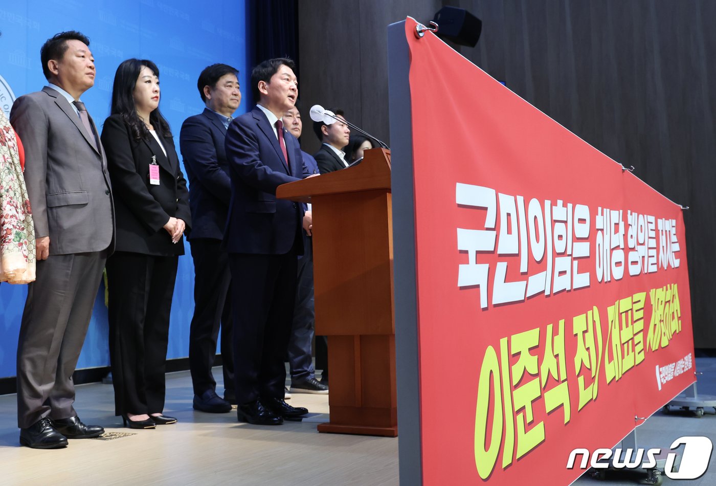 본문 이미지 - 안철수 국민의힘 의원이 16일 서울 여의도 국회 소통관에서 이준석 전 대표 제명 촉구 기자회견을 하고 있다. 2023.10.16/뉴스1 ⓒ News1 송원영 기자