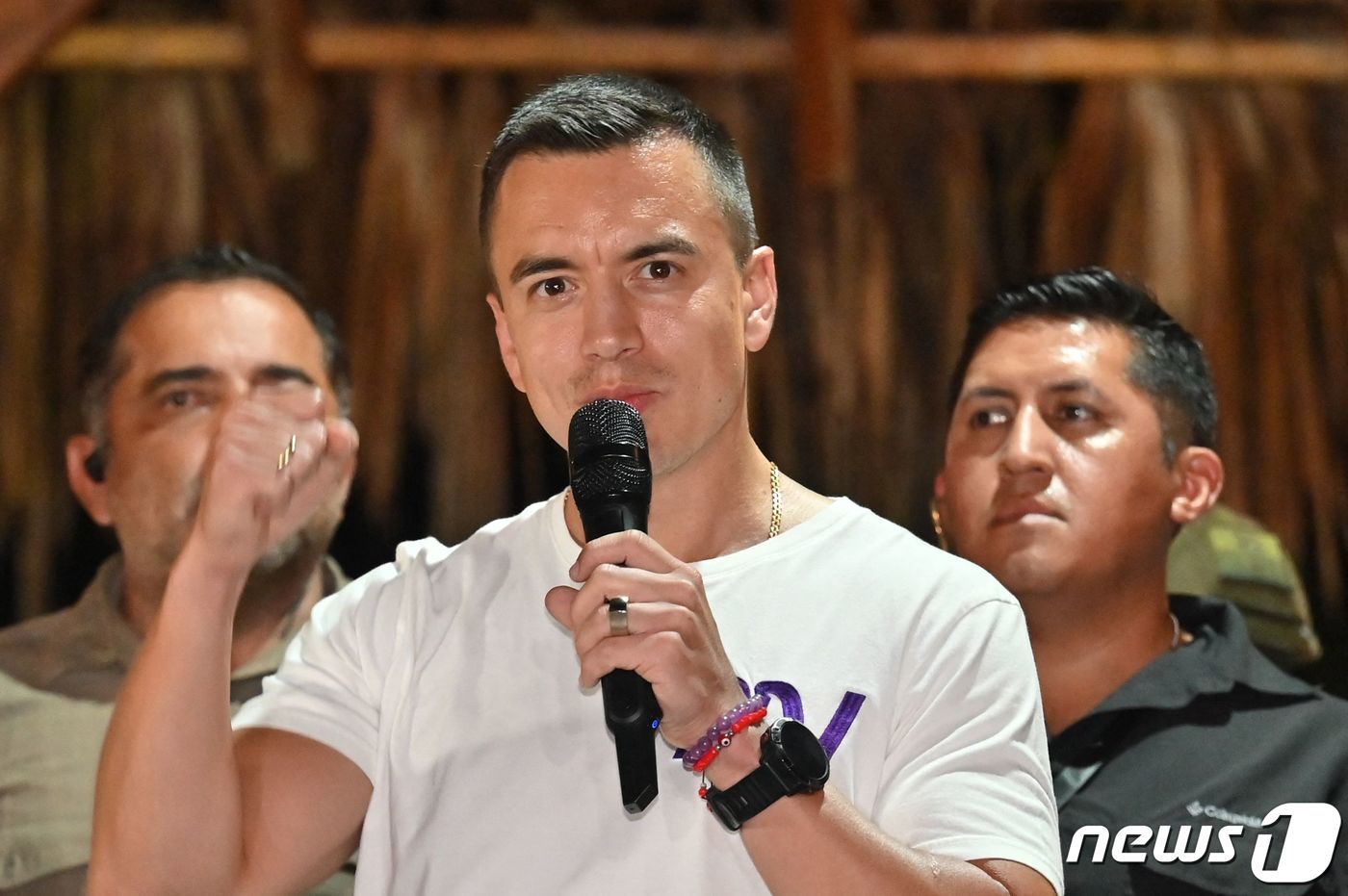 본문 이미지 - 에콰도르 대통령 당선인이 15일(현지시간) 대선 보궐 선거에서 35세로 사상 최연소로 승리한 뒤 산타엘레나 올론서 지지자들에게 연설을 하고 있다. 2023.10.16 ⓒ AFP=뉴스1 ⓒ News1 우동명 기자