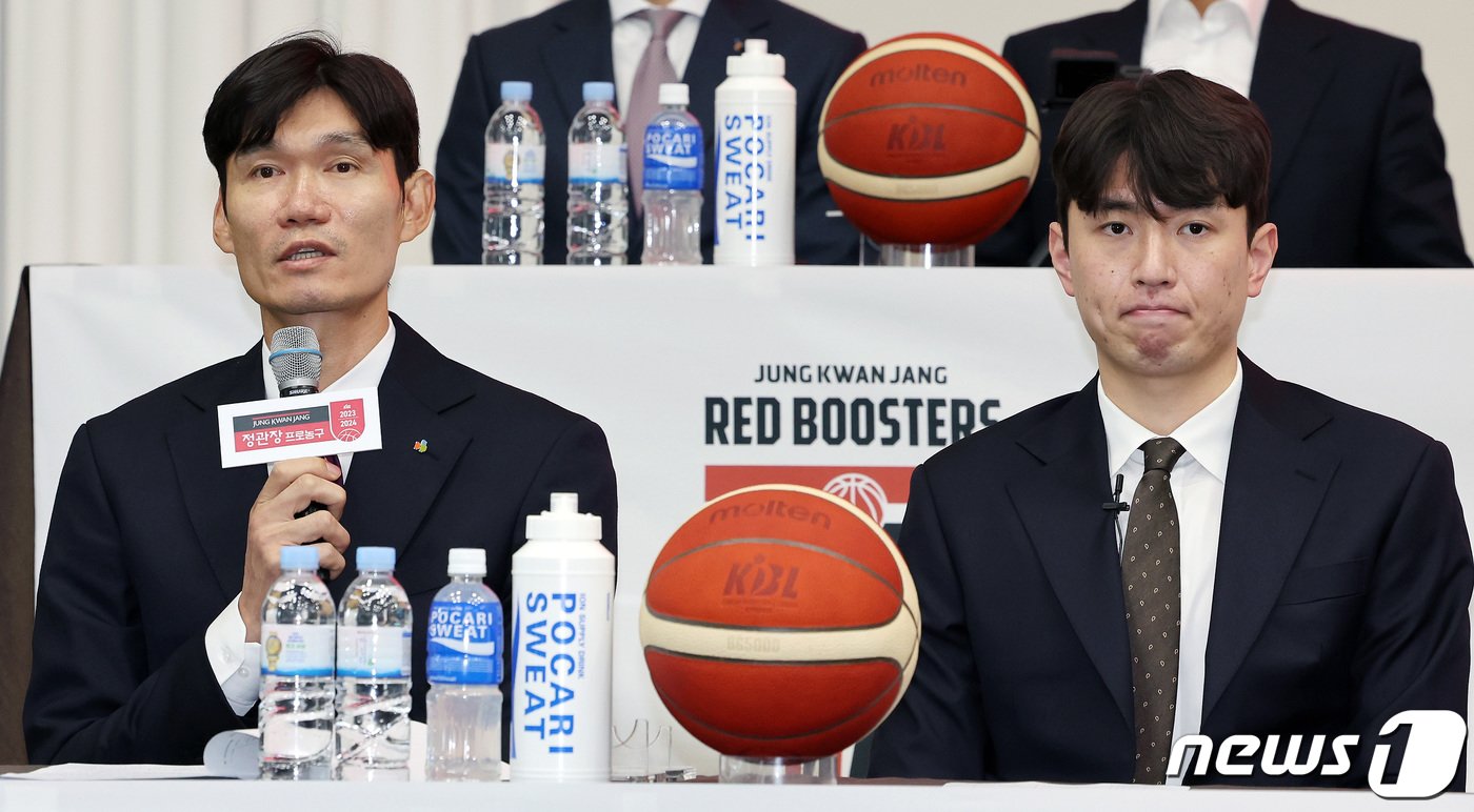 본문 이미지 - DB 김주성 감독과 강상재가 16일 오전 서울 송파구 올림픽파크텔 올림피아홀에서 열린 2023-2024시즌 프로농구 개막 미디어데이에서 시즌에 임하는 각오를 밝히고 있다. 2023.10.16/뉴스1 ⓒ News1 이동해 기자