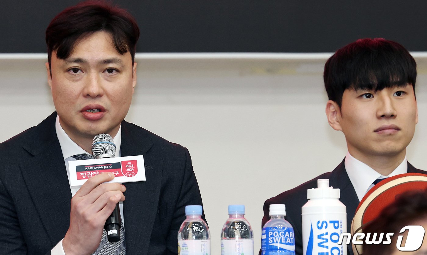 본문 이미지 - KT 송영진 감독과 문성곤이 16일 오전 서울 송파구 올림픽파크텔 올림피아홀에서 열린 2023-2024시즌 프로농구 개막 미디어데이에서 시즌에 임하는 출사표를 밝히고 있다. 2023.10.16/뉴스1 ⓒ News1 이동해 기자