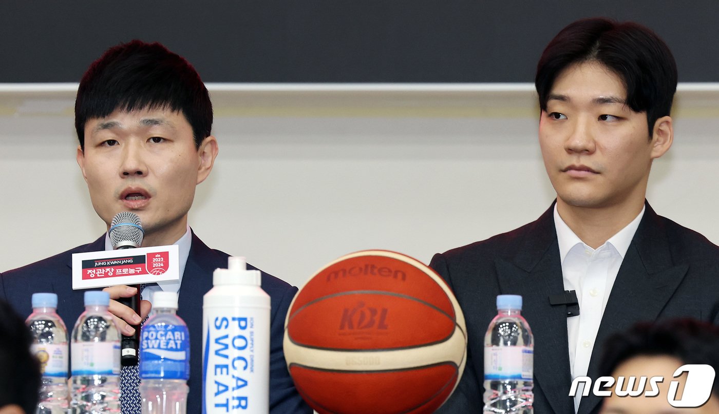 본문 이미지 - 한국가스공사 강혁 감독과 이대헌이 16일 오전 서울 송파구 올림픽파크텔 올림피아홀에서 열린 2023-2024시즌 프로농구 개막 미디어데이에서 시즌에 임하는 각오를 밝히고 있다. 2023.10.16/뉴스1 ⓒ News1 이동해 기자