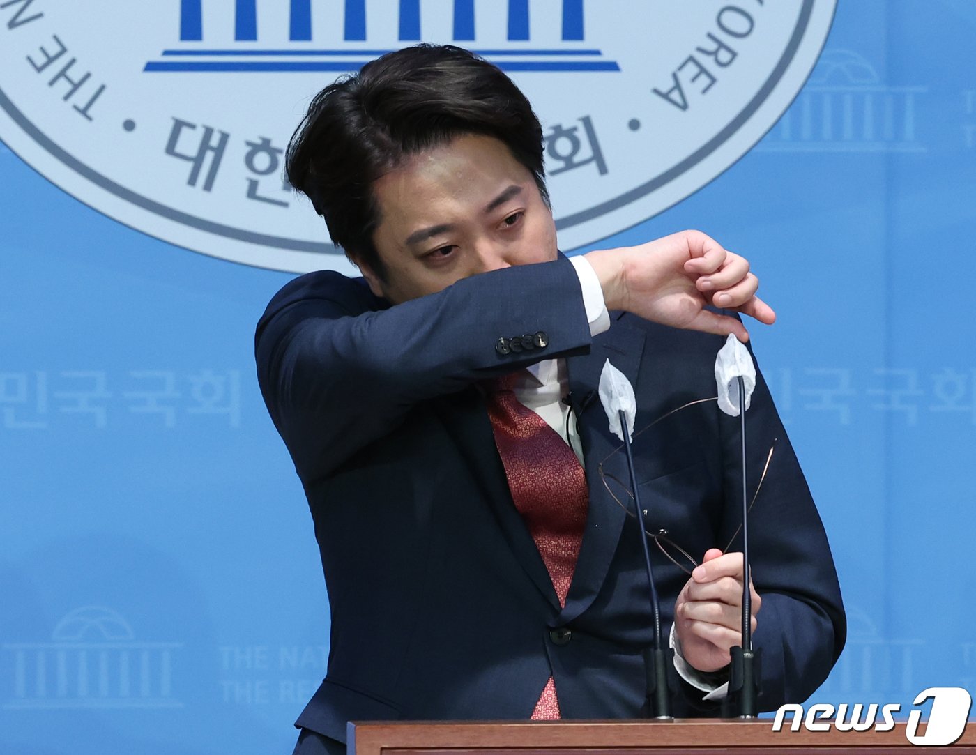 본문 이미지 - 이준석 국민의힘 전 대표가 16일 서울 여의도 국회 소통관에서 현안 관련 기자회견 도중 채상병 사망사건과 서이초 교사 사망사건 관련 발언을 하며 눈물을 훔치고 있다. 2023.10.16/뉴스1 ⓒ News1 송원영 기자