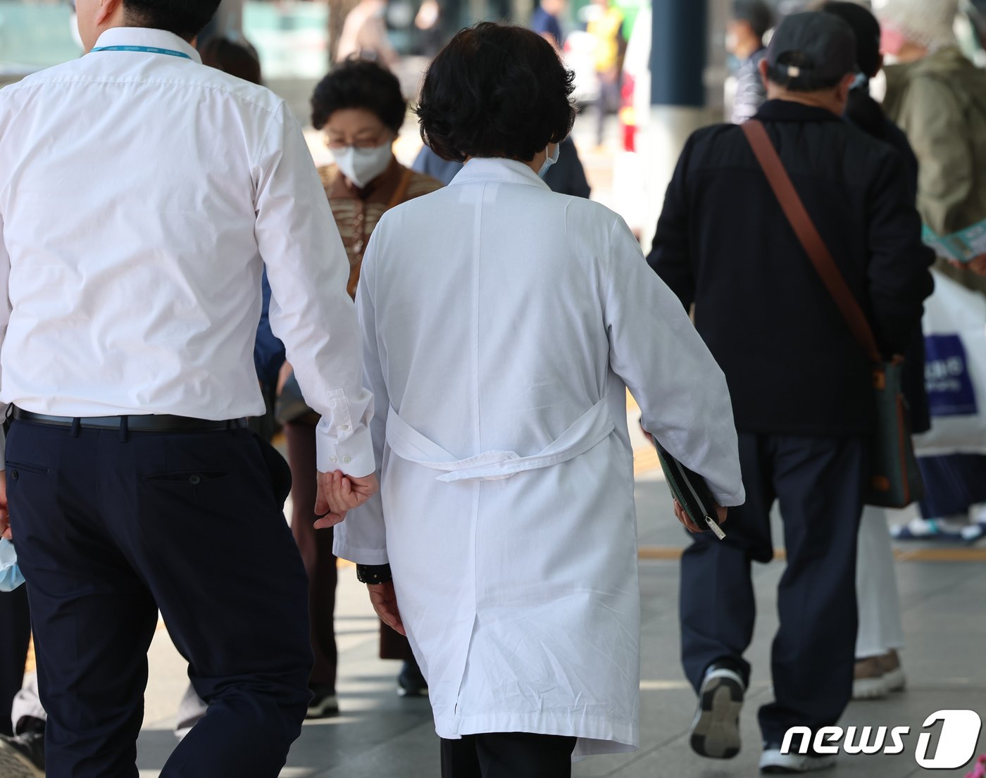 본문 이미지 - 의사단체가 정부의 국내 의과대학 정원 확대 방안 추진에 대해 단순히 수를 늘려서는 필수의료 공백 사태를 막을 수 없다며 거세게 반발하고 있다. 사진은 16일 서울 시내 한 대학병원의 의료진의 모습. 2023.10.16/뉴스1 ⓒ News1 김도우 기자