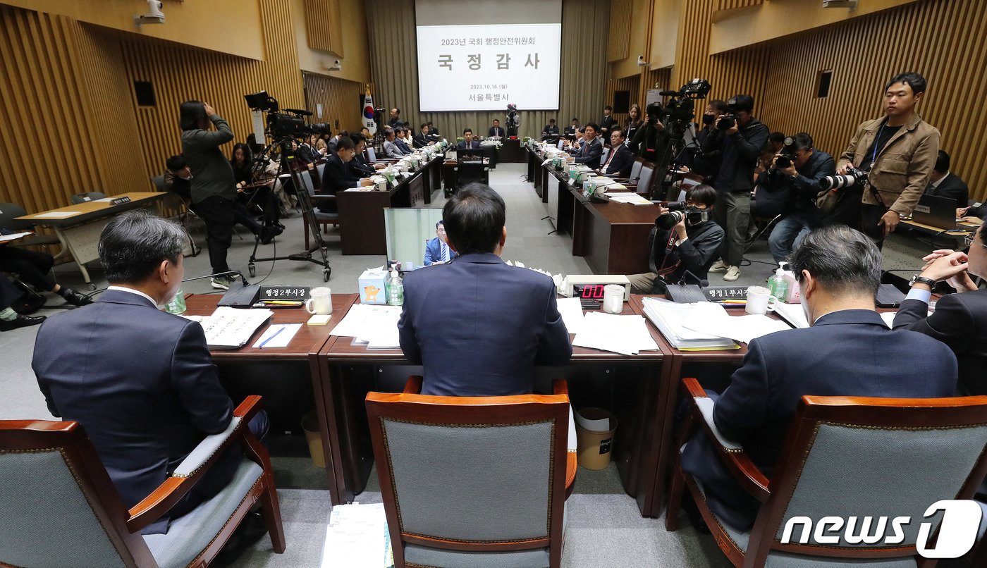 오세훈 서울시장이 16일 중구 서울시청에서 열린 국회 행정안전위원회의 서울시에 대한 국정감사에 출석해 의원들 질의에 답하고 있다. 2023.10.16/뉴스1 ⓒ News1 박세연 기자