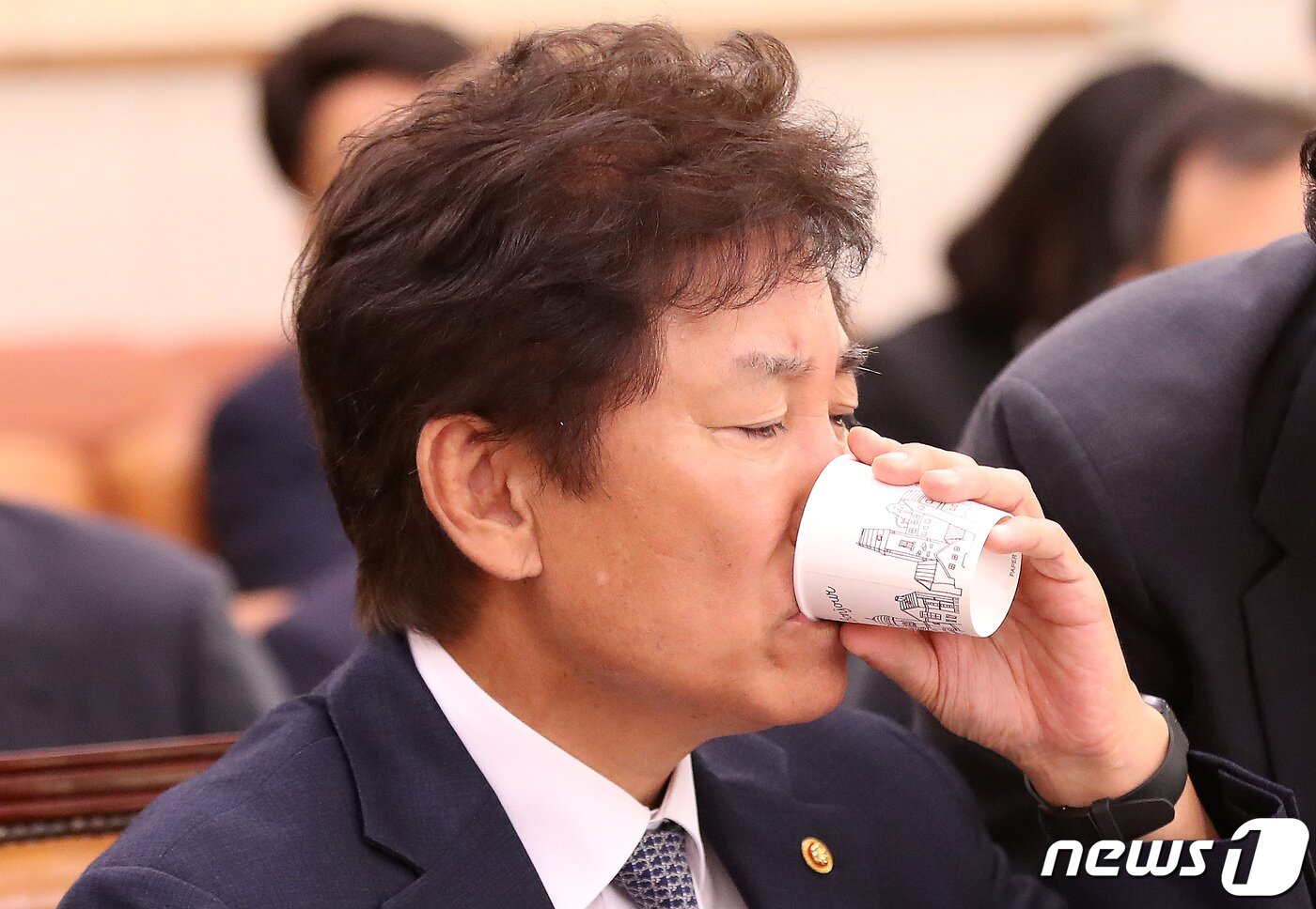 본문 이미지 - 박종문 헌법재판소 사무처장이 16일 오전 서울 여의도 국회에서 열린 법제사법위원회의 헌법재판소, 헌법재판연구원에 대한 국정감사에서 물을 마시고 있다. 2023.10.16/뉴스1 ⓒ News1 임세영 기자