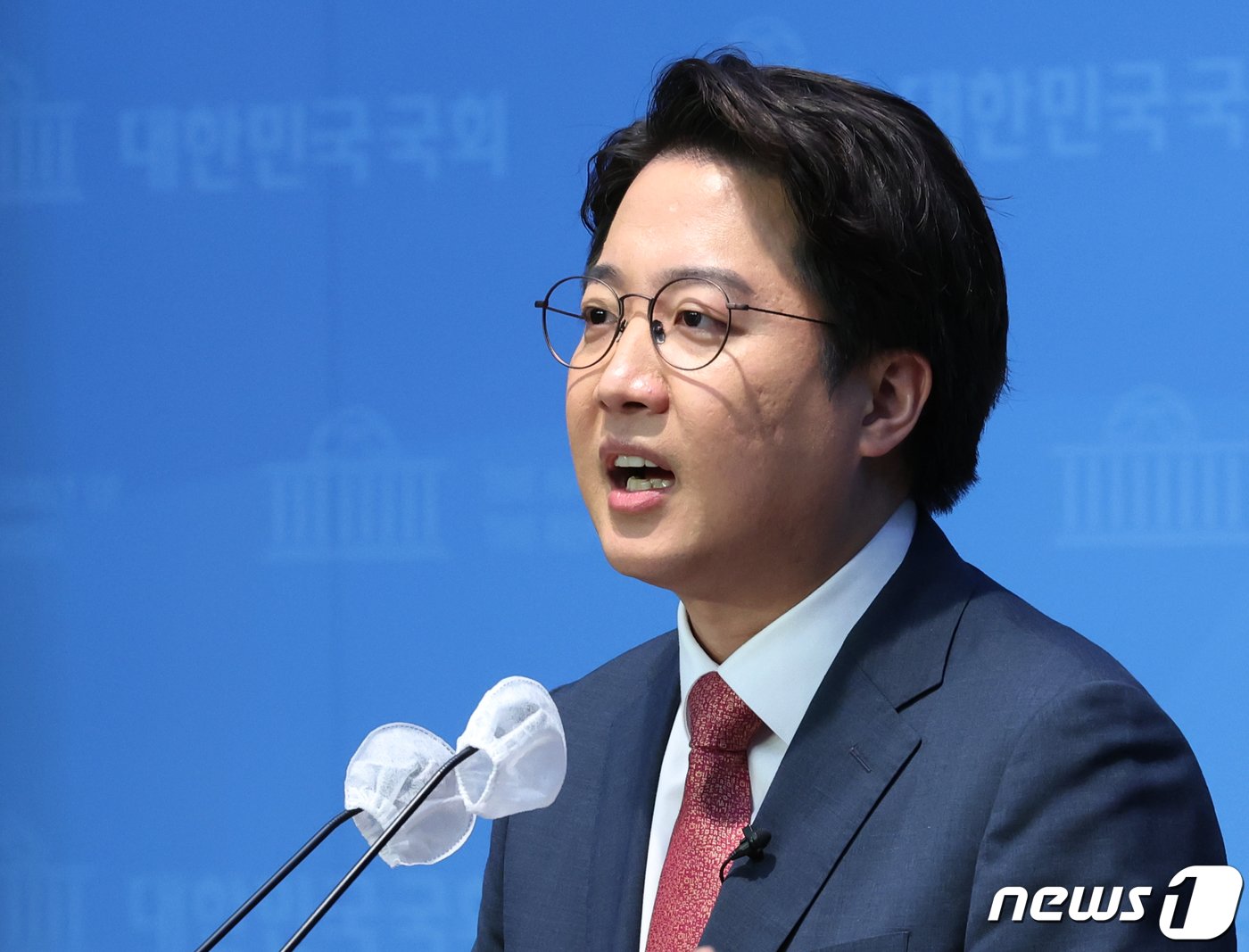 본문 이미지 - 이준석 국민의힘 전 대표가 16일 서울 여의도 국회 소통관에서 국민의힘 현안 관련 기자회견을 하고 있다. 2023.10.16/뉴스1 ⓒ News1 송원영 기자