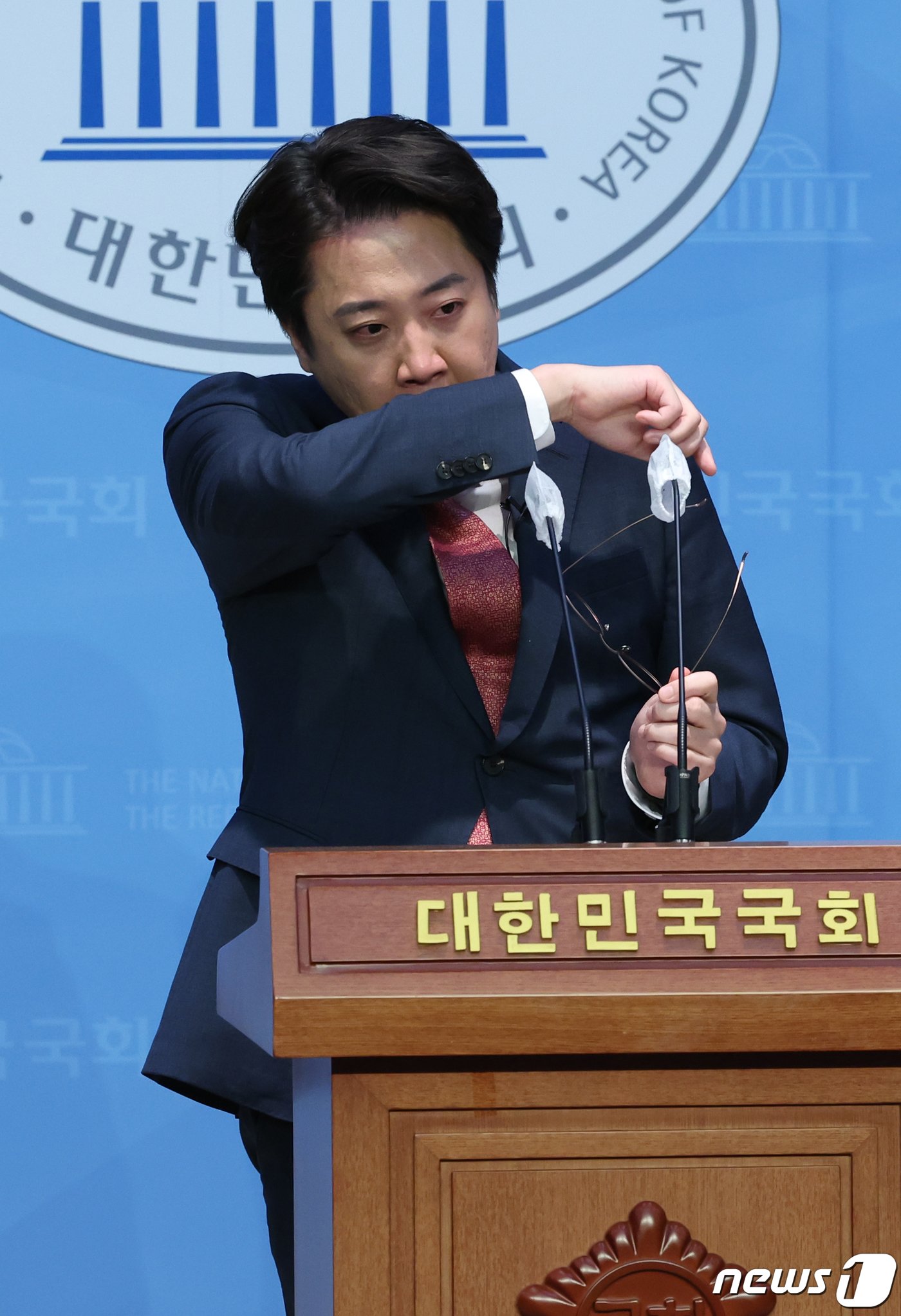 본문 이미지 - 이준석 국민의힘 전 대표가 16일 서울 여의도 국회 소통관에서 현안 관련 기자회견 도중 채상병 사망사건과 서이초 교사 사망사건 관련 발언을 하며 눈물을 훔치고 있다. 2023.10.16/뉴스1 ⓒ News1 송원영 기자