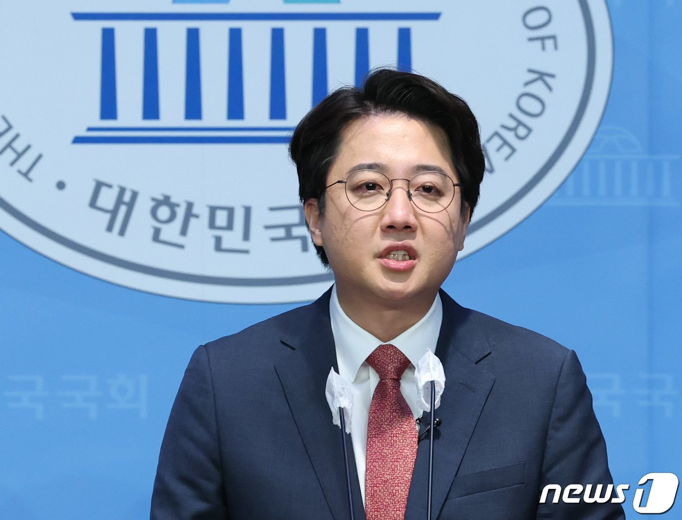 본문 이미지 - 이준석 국민의힘 전 대표가 16일 서울 여의도 국회 소통관에서 국민의힘 현안 관련 기자회견을 하고 있다. 2023.10.16/뉴스1 ⓒ News1 송원영 기자