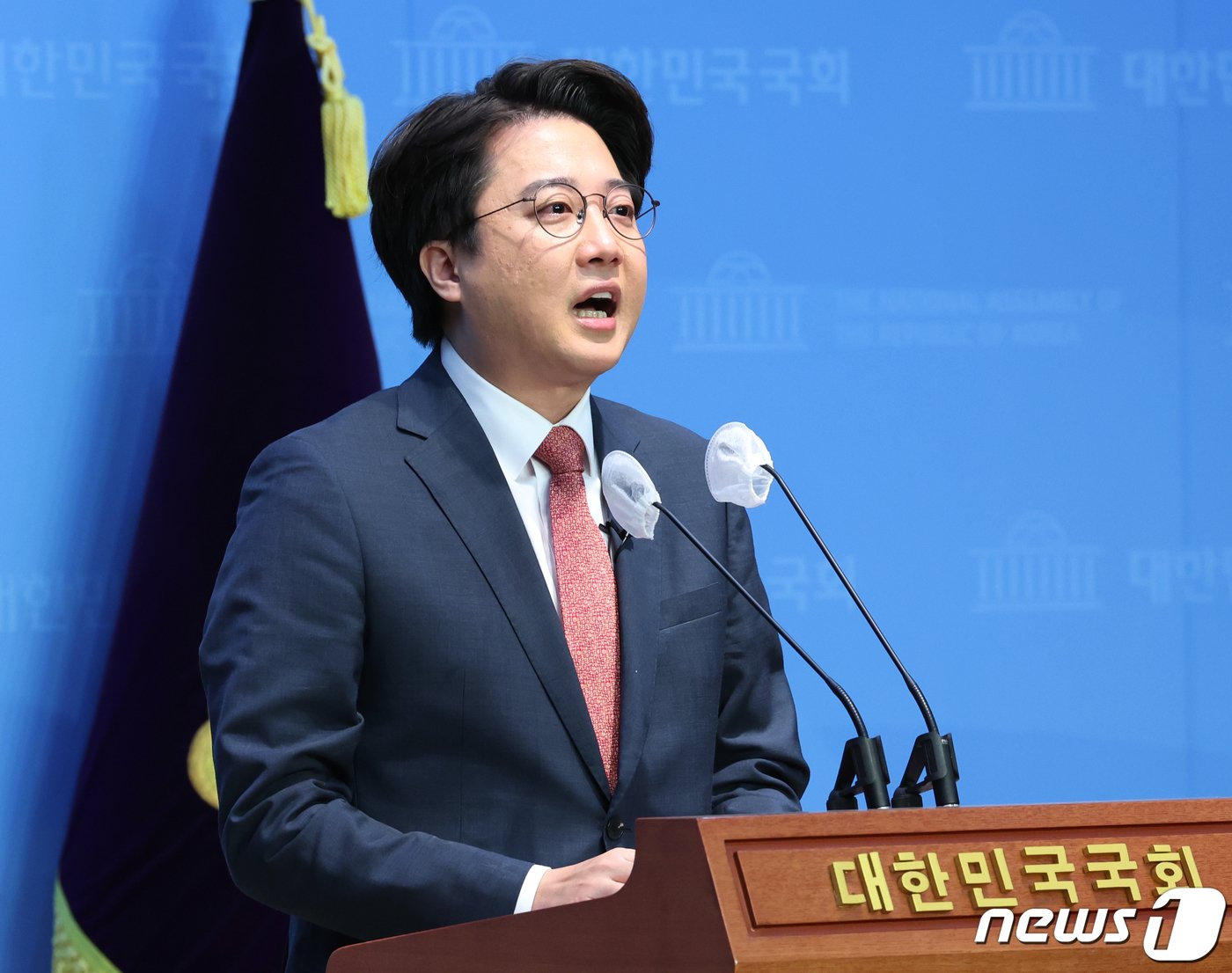 본문 이미지 - 이준석 국민의힘 전 대표가 16일 서울 여의도 국회 소통관에서 국민의힘 현안 관련 기자회견을 하고 있다. 2023.10.16/뉴스1 ⓒ News1 송원영 기자