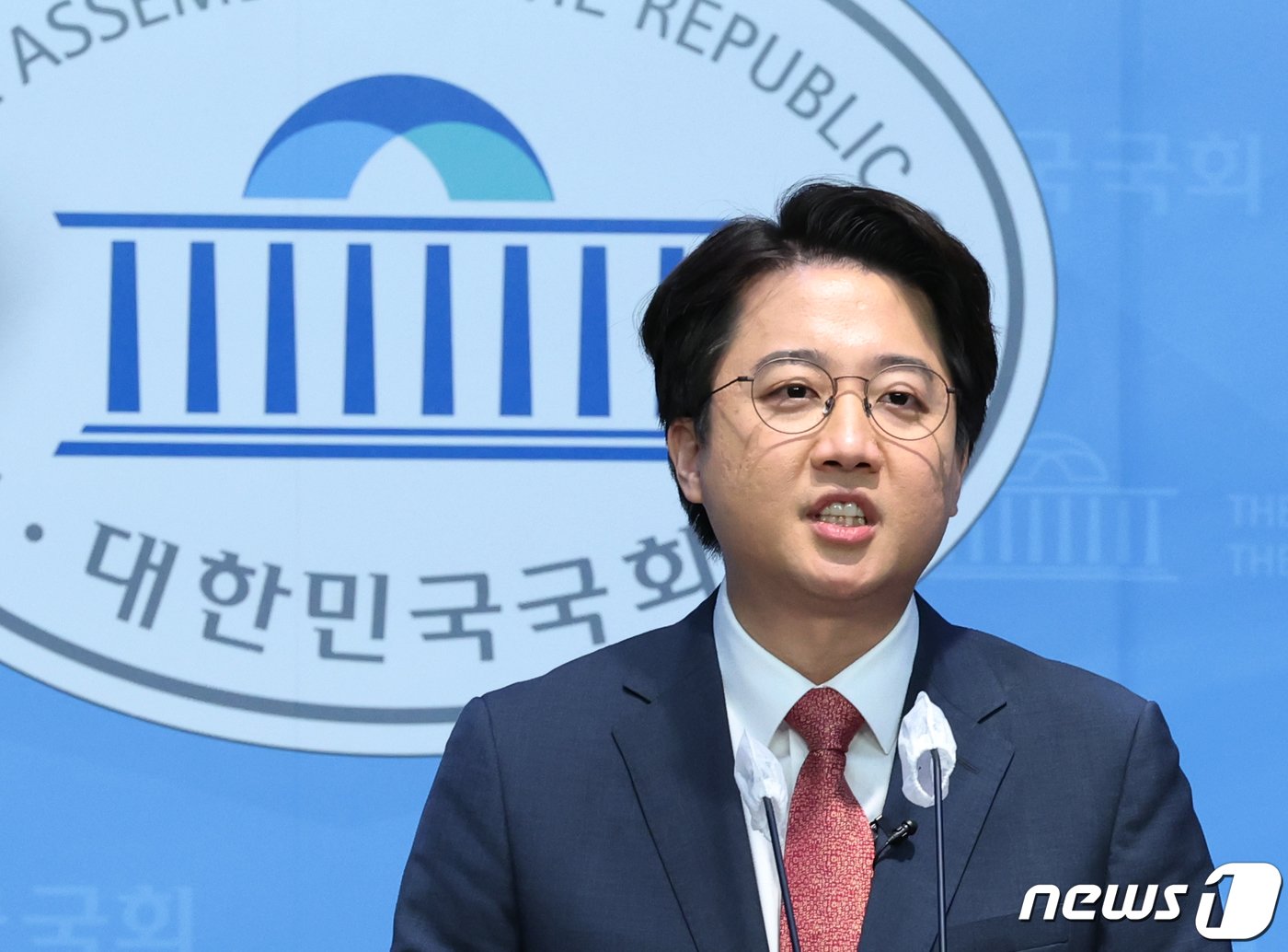 본문 이미지 - 이준석 국민의힘 전 대표가 16일 서울 여의도 국회 소통관에서 국민의힘 현안 관련 기자회견을 하고 있다. 2023.10.16/뉴스1 ⓒ News1 송원영 기자