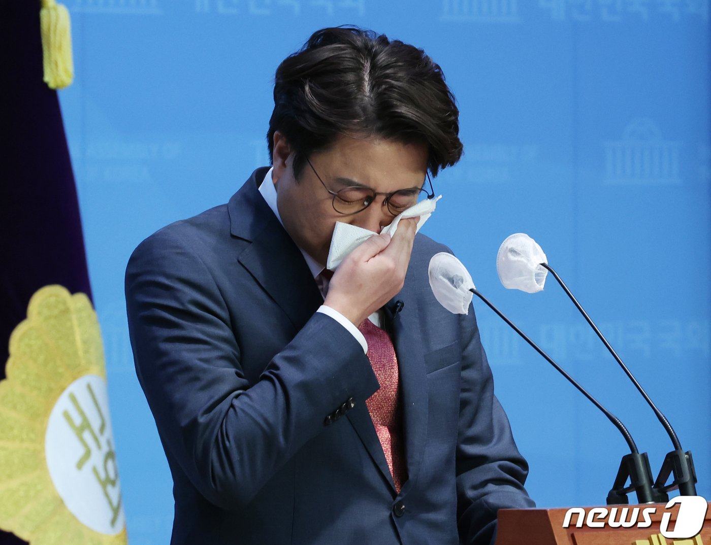본문 이미지 - 이준석 국민의힘 전 대표가 16일 서울 여의도 국회 소통관에서 현안 관련 기자회견 도중 채상병 사망사건과 서이초 교사 사망사건 관련 발언을 하며 눈물을 훔치고 있다. 2023.10.16/뉴스1 ⓒ News1 송원영 기자