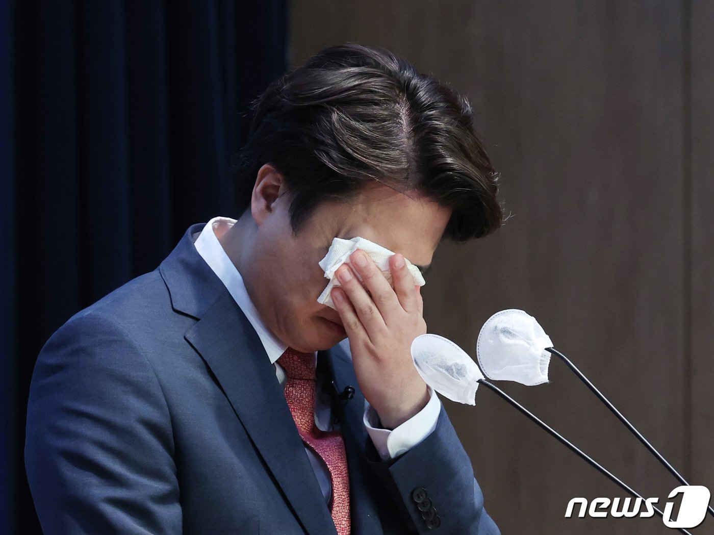 본문 이미지 - 이준석 국민의힘 전 대표가 16일 서울 여의도 국회 소통관에서 현안 관련 기자회견 도중 채상병 사망사건과 서이초 교사 사망사건 관련 발언을 하며 눈물을 훔치고 있다. 2023.10.16/뉴스1 ⓒ News1 송원영 기자