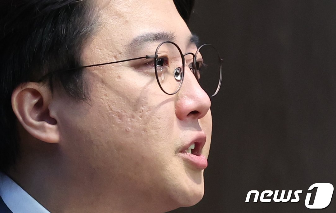 본문 이미지 - 이준석 국민의힘 전 대표가 16일 서울 여의도 국회 소통관에서 현안 관련 기자회견 도중 채상병 사망사건과 서이초 교사 사망사건 관련 발언을 하며 눈물을 훔치고 있다. 2023.10.16/뉴스1 ⓒ News1 송원영 기자
