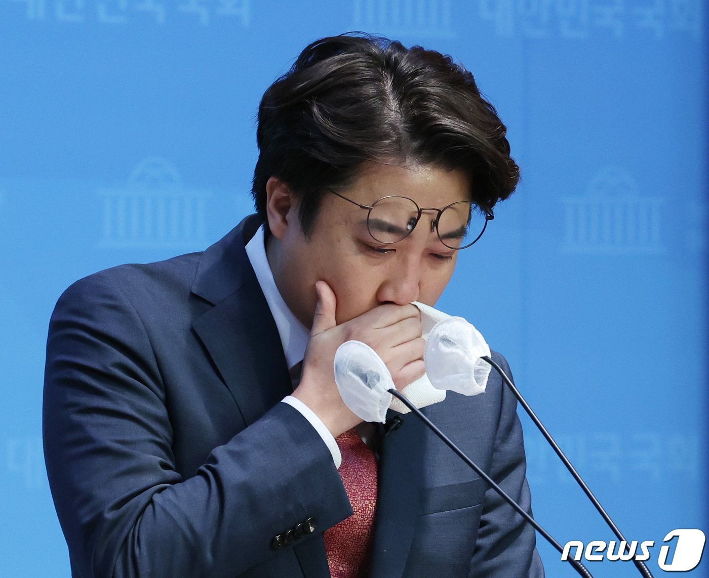 본문 이미지 - 이준석 국민의힘 전 대표가 16일 서울 여의도 국회 소통관에서 현안 관련 기자회견 도중 채상병 사망사건과 서이초 교사 사망사건 관련 발언을 하며 눈물을 훔치고 있다. 2023.10.16/뉴스1 ⓒ News1 송원영 기자