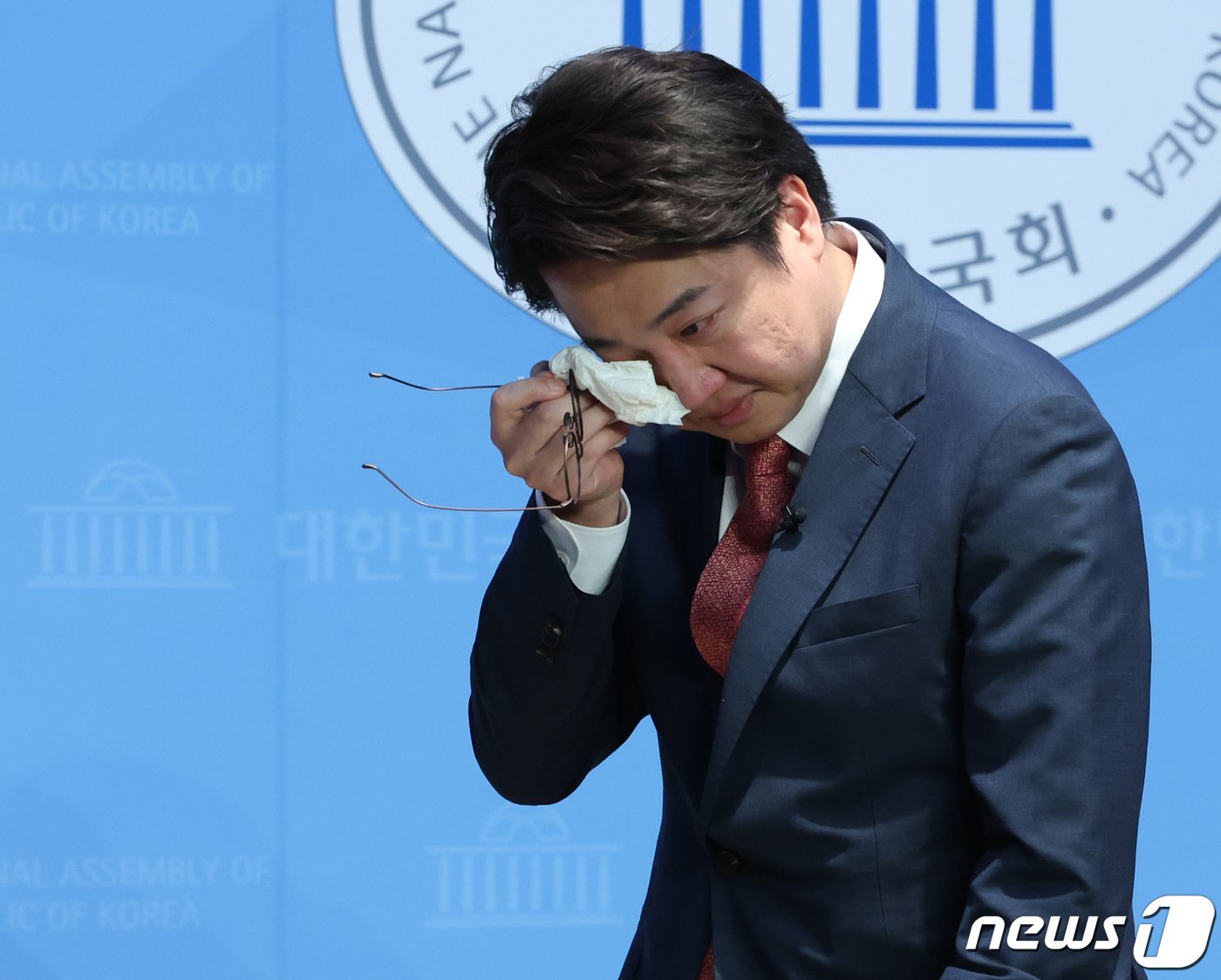 본문 이미지 - 이준석 국민의힘 전 대표가 16일 서울 여의도 국회 소통관에서 현안 관련 기자회견을 마치고 눈물을 흘리며 회견장을 나서고 있다. 2023.10.16/뉴스1 ⓒ News1 송원영 기자