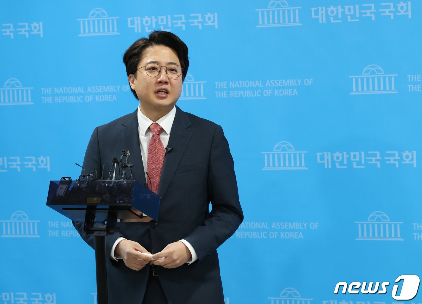 본문 이미지 - 이준석 국민의힘 전 대표가 16일 서울 여의도 국회 소통관에서 현안 관련 기자회견을 하고 있다. 2023.10.16/뉴스1 ⓒ News1 송원영 기자