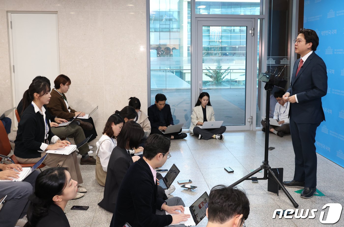 본문 이미지 - 이준석 국민의힘 전 대표가 16일 서울 여의도 국회 소통관에서 현안 관련 기자회견을 하고 있다. 2023.10.16/뉴스1 ⓒ News1 송원영 기자