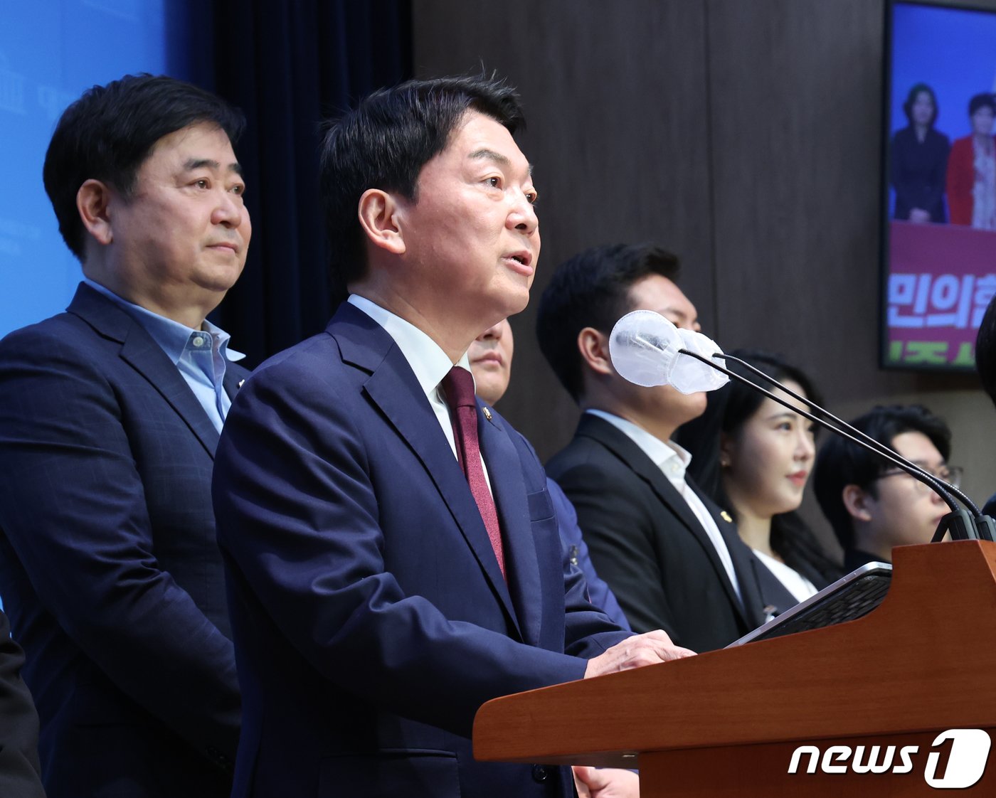 본문 이미지 - 안철수 국민의힘 의원이 16일 서울 여의도 국회 소통관에서 이준석 전 대표 제명 촉구 기자회견을 하고 있다. 2023.10.16/뉴스1 ⓒ News1 송원영 기자