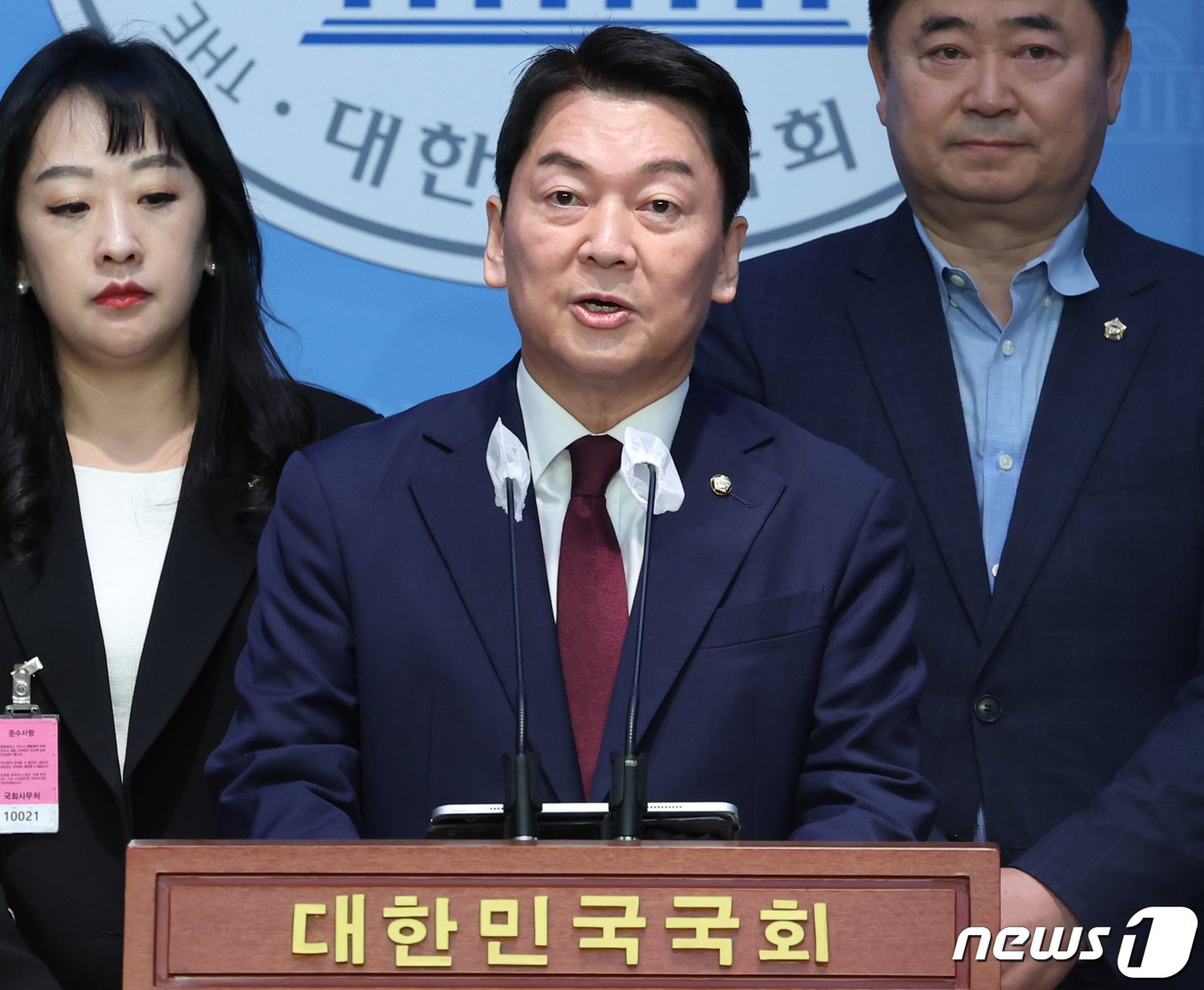 본문 이미지 - 안철수 국민의힘 의원이 16일 서울 여의도 국회 소통관에서 이준석 전 대표 제명 촉구 기자회견을 하고 있다. 2023.10.16/뉴스1 ⓒ News1 송원영 기자