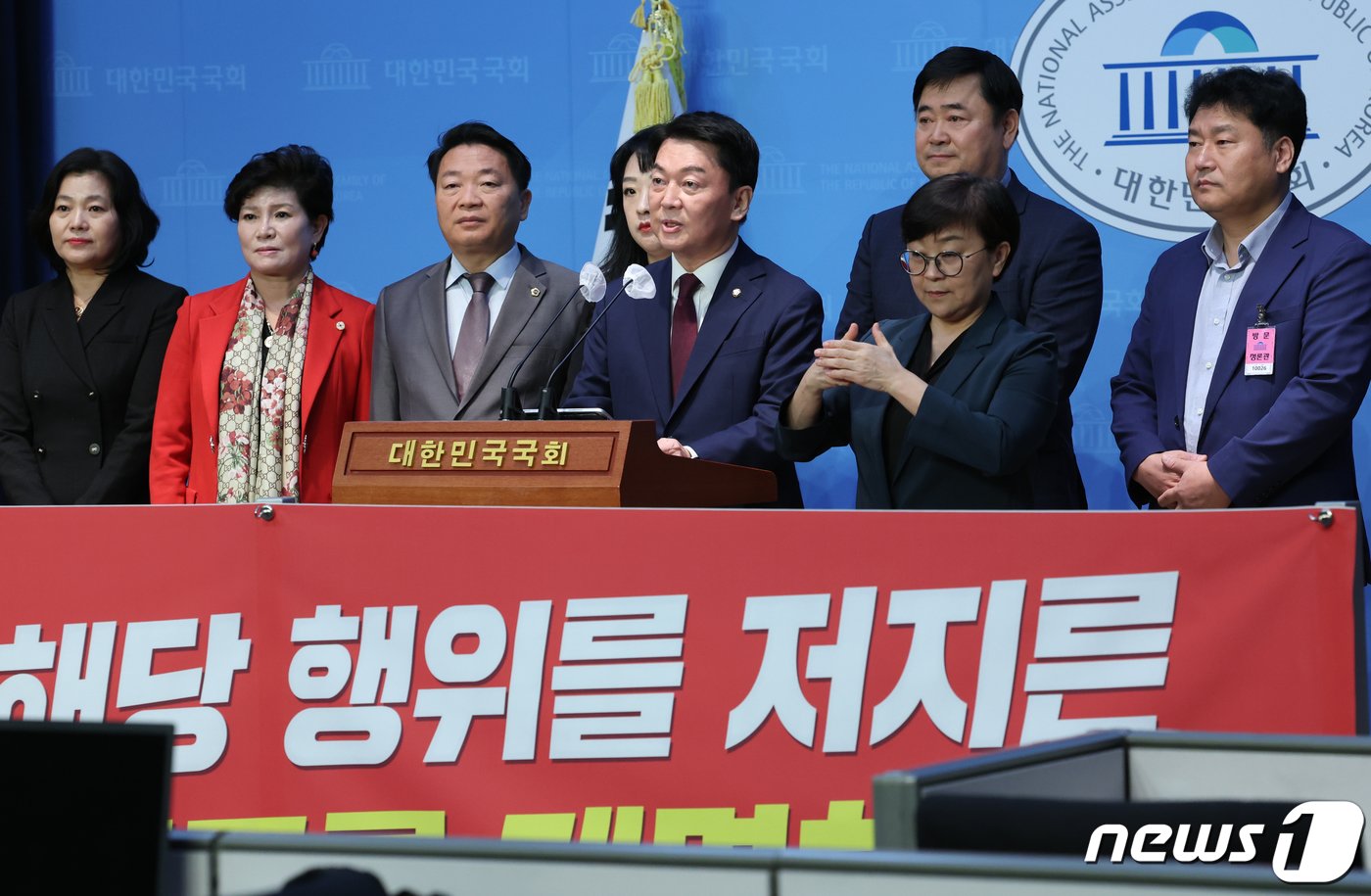 본문 이미지 - 안철수 국민의힘 의원이 16일 서울 여의도 국회 소통관에서 이준석 전 대표 제명 촉구 기자회견을 하고 있다. 2023.10.16/뉴스1 ⓒ News1 송원영 기자