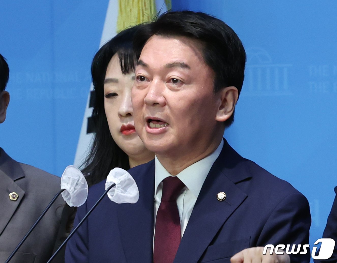 본문 이미지 - 안철수 국민의힘 의원이 16일 서울 여의도 국회 소통관에서 이준석 전 대표 제명 촉구 기자회견을 하고 있다. 2023.10.16/뉴스1 ⓒ News1 송원영 기자