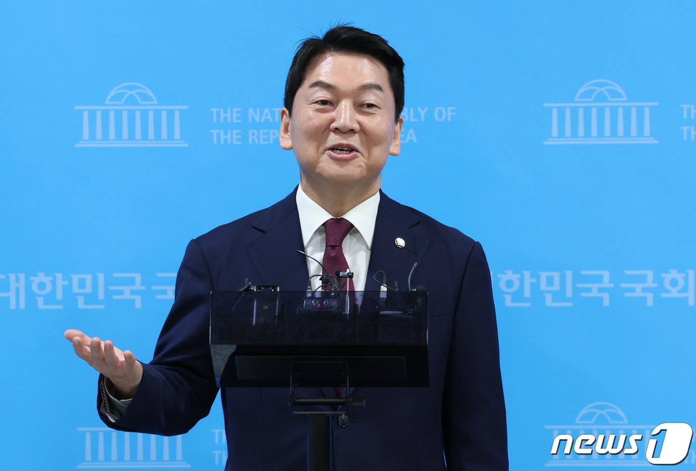 본문 이미지 - 안철수 국민의힘 의원이 16일 서울 여의도 국회 소통관에서 이준석 전 대표 제명 촉구 기자회견을 하고 있다. 2023.10.16/뉴스1 ⓒ News1 송원영 기자