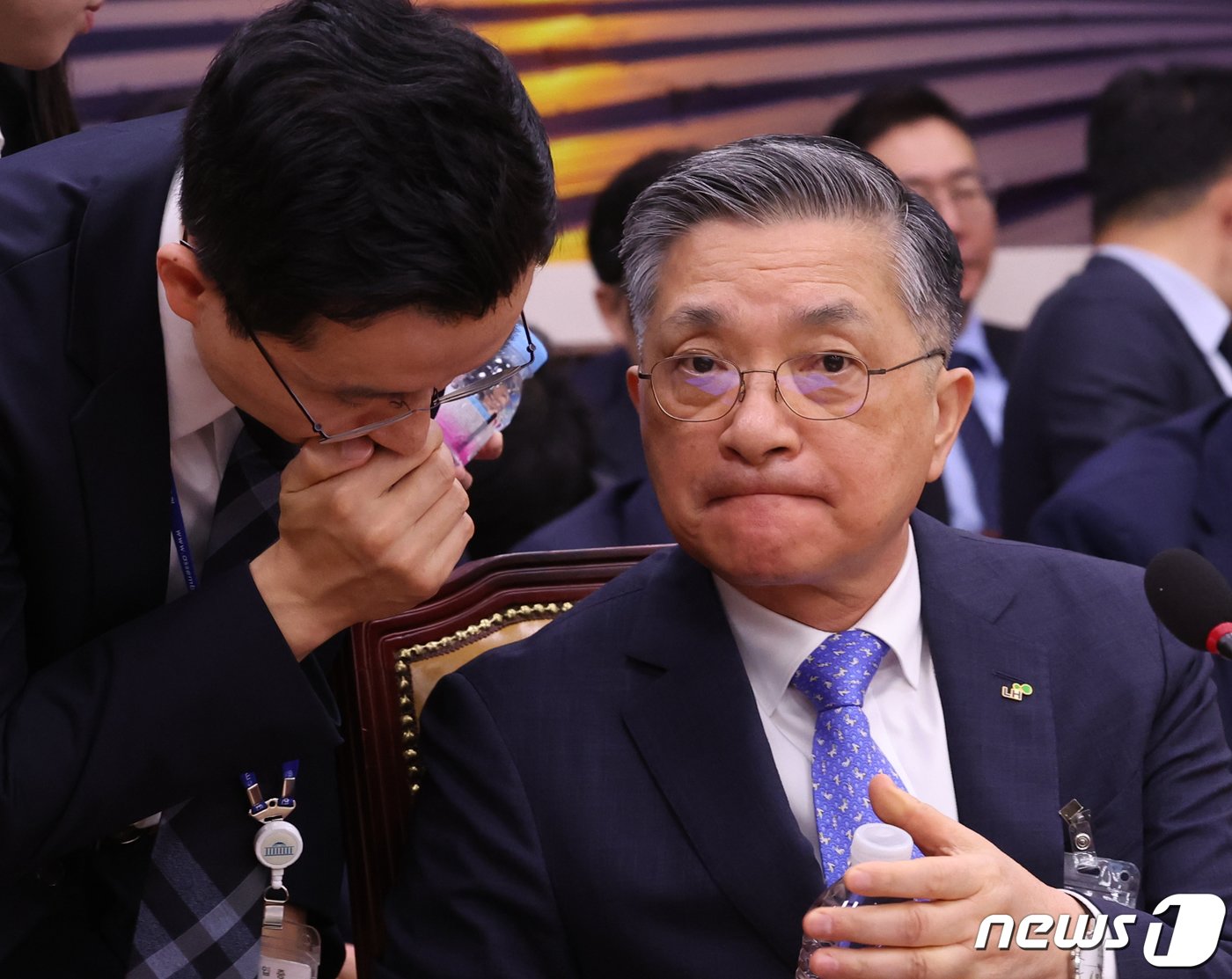 이한준 한국토지주택공사 사장이 16일 서울 여의도 국회에서 열린 국토교통위원회의 한국토지주택공사, 국토안전관리원 등에 대한 국정감사에서 직원과 대화를 하고 있다. 2023.10.16/뉴스1 ⓒ News1 송원영 기자