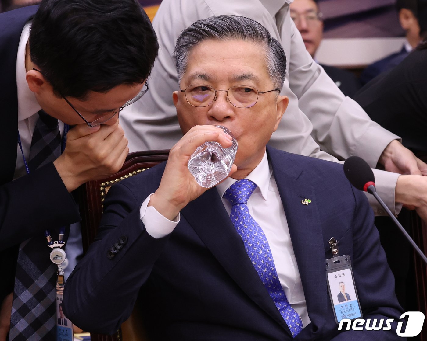 본문 이미지 - 이한준 한국토지주택공사 사장이 16일 서울 여의도 국회에서 열린 국토교통위원회의 한국토지주택공사, 국토안전관리원 등에 대한 국정감사에서 물을 마시고 있다. 2023.10.16/뉴스1 ⓒ News1 송원영 기자