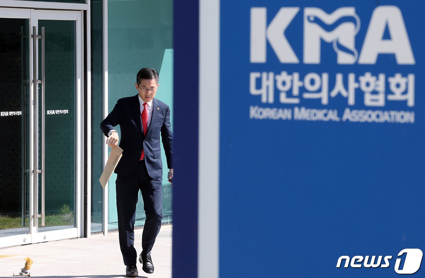 본문 이미지 - 정부가 2025학년도부터 의과대학 입학정원을 매년 최소 1000명 확대 방안을 검토하는 가운데 이필수 대한의사협회장이 16일 서울 용산구 대한의사협회에서 나오고 있다.  2023.10.16/뉴스1 ⓒ News1 박정호 기자