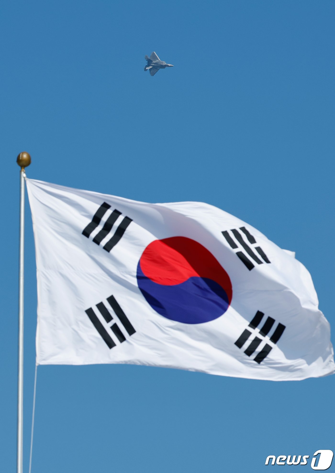 본문 이미지 - 16일 경기 성남시 서울공항에서 열린 서울 국제 항공우주·방위산업 전시회(ADEX) 2023 프레스 데이에서 세계 최강의 전투기로 불리는 미국 공군(USAF) F-22 랩터가 시범비행을 하고 있다. 2023.10.16/뉴스1 ⓒ News1 안은나 기자