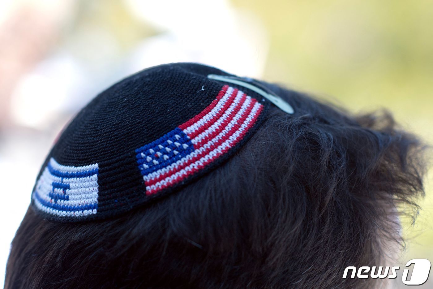 (덴버 AFP=뉴스1) 정지윤 기자 = 15일(현지시간) 콜로라도주 덴버의 의사당 건물 밖에서 열린 이스라엘 지지 집회에서 한 시위자가 이스라엘과 미국 국기가 수놓아진 유대인 전통 …