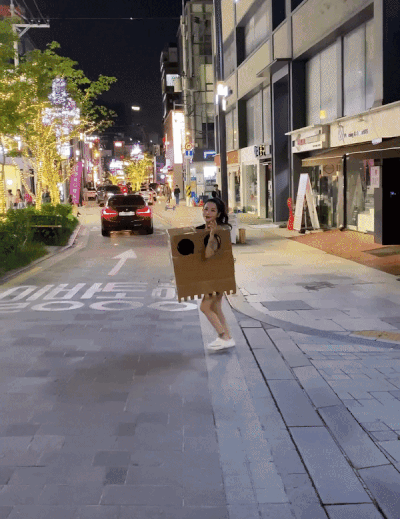 본문 이미지 - 서울 압구정동 거리에서 박스만 걸친 채 길거리를 돌아다니는 한 여성이 포착돼 화제를 모으고 있다. 인스타그램 갈무리