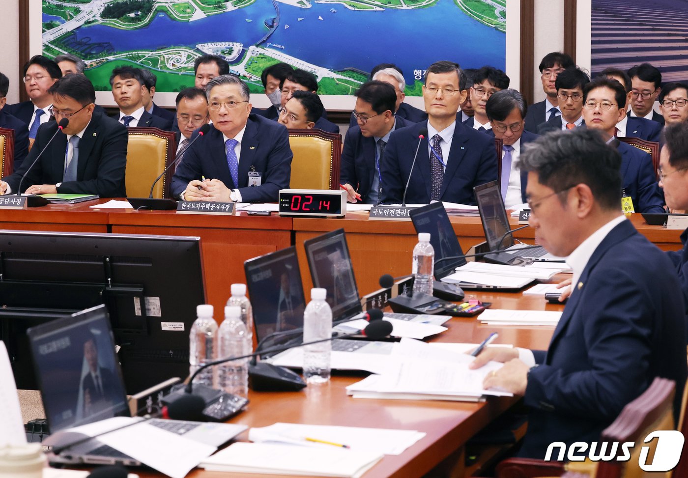 이한준 한국토지주택공사 사장이 16일 서울 여의도 국회에서 열린 국토교통위원회의 한국토지주택공사, 국토안전관리원 등에 대한 국정감사에서 의원들의 질의에 답변하고 있다. 2023.10.16/뉴스1 ⓒ News1 송원영 기자