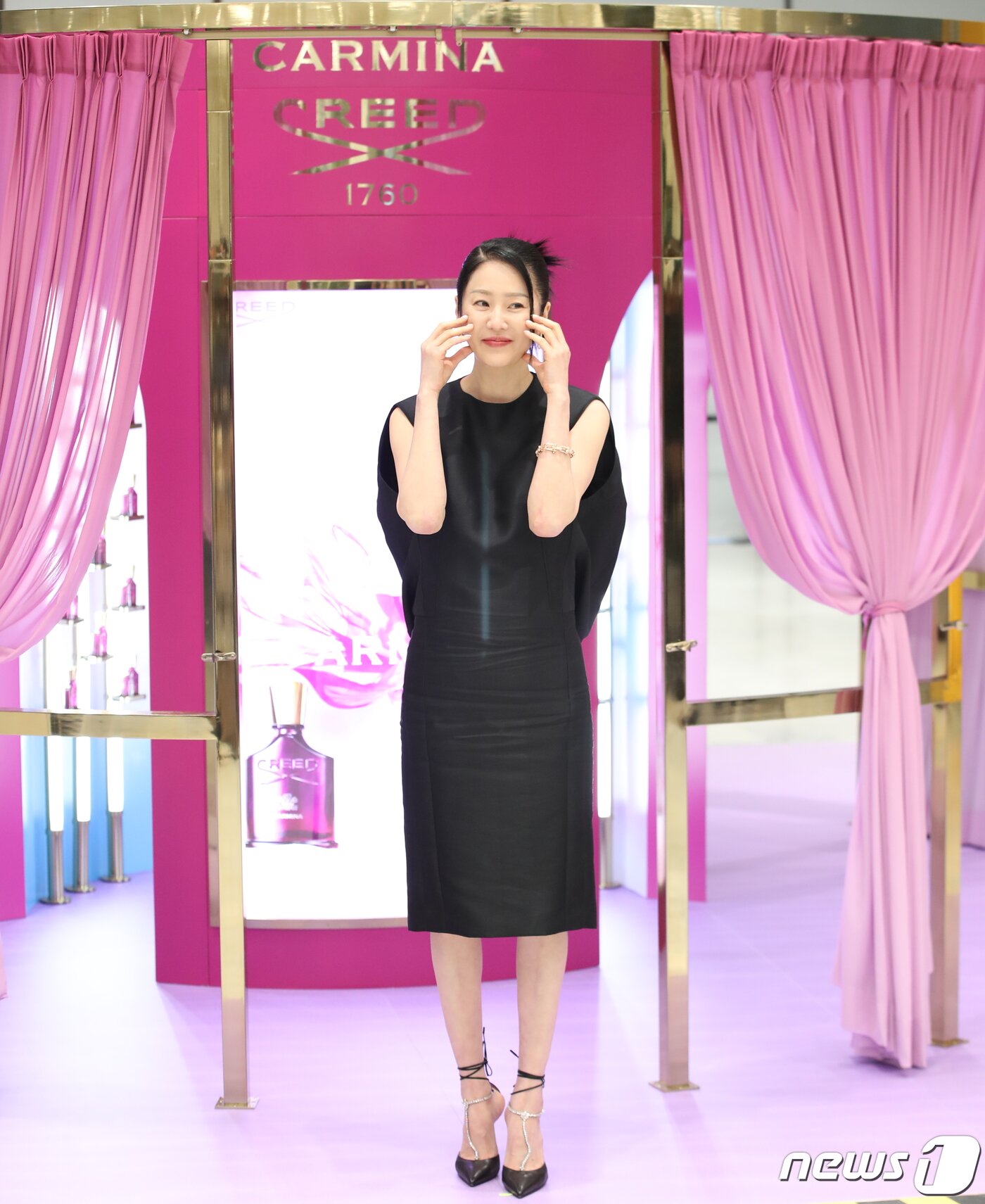 본문 이미지 - 배우 고현정이 16일 서울 영등포구 더현대 서울에서 열린 한 향수 브랜드 포토콜 행사에서 볼 하트로 주변을 사랑으로 물들이고 있다. ⓒ News1 권현진 기자