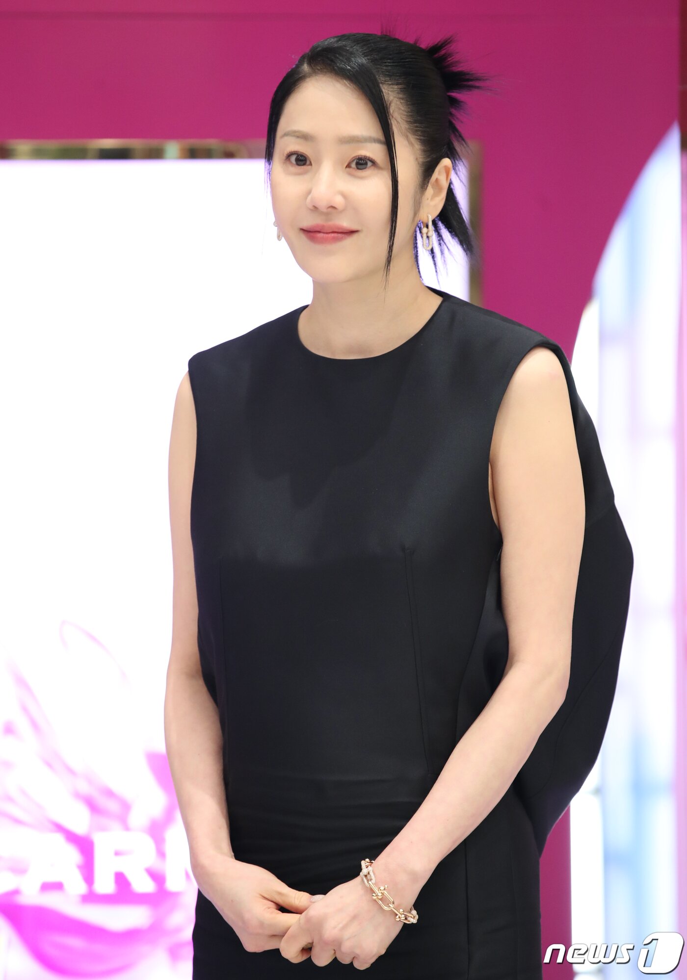 본문 이미지 - 배우 고현정이 16일 서울 영등포구 더현대 서울에서 열린 한 향수 브랜드 포토콜 행사에서 포즈를 취하고 있다. ⓒ News1 권현진 기자