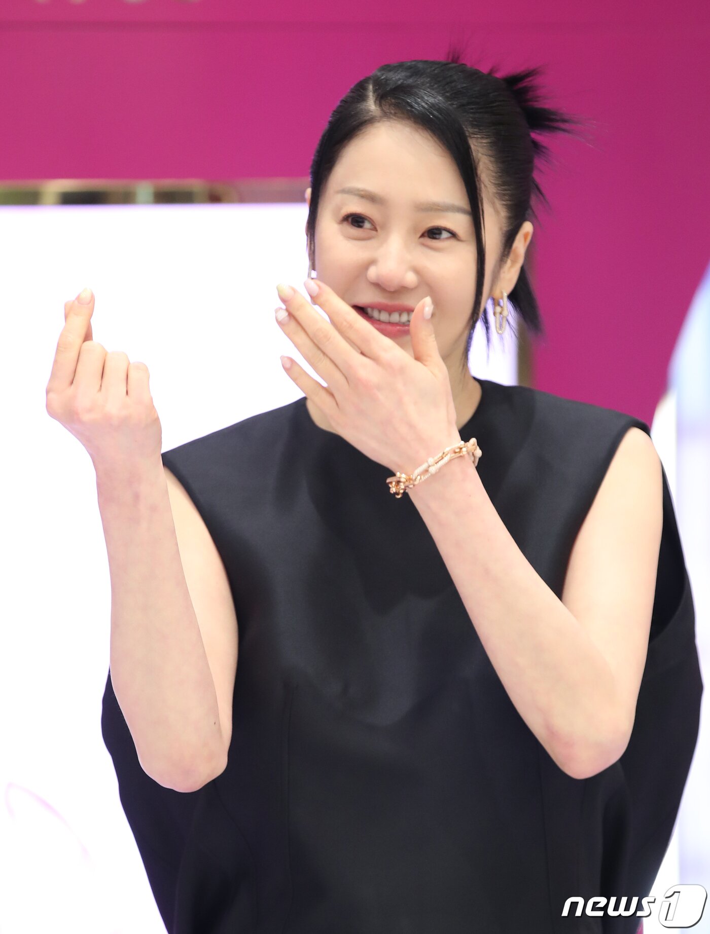 본문 이미지 - 배우 고현정이 16일 서울 영등포구 더현대 서울에서 열린 한 향수 브랜드 포토콜 행사에서 하트를 그리고 있다. ⓒ News1 권현진 기자