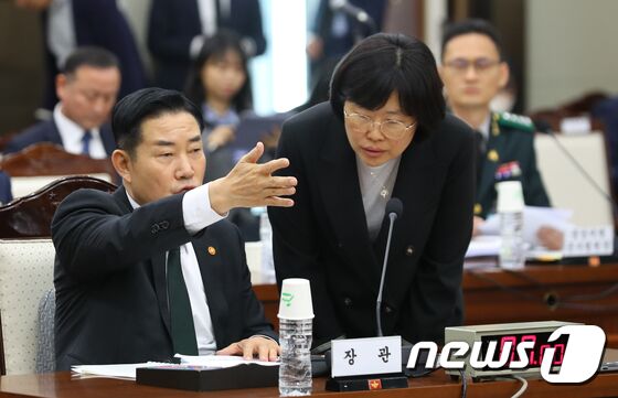 신원식 국방부 장관이 16일 국방부에서 열린 국회 법제사법위원회의 국방부 군사법원에 대한 국정감사에 앞서 유재은(오른쪽) 법무관리관과 대화를 나누고 있다. (공동취재) 2023.10.16/뉴스1 © News1 박정호 기자